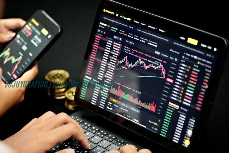 Photo by Kanchanara person using black tablet computer Criptomonedas e inteligencia artificial: Plataformas que prometen automatizar el trading